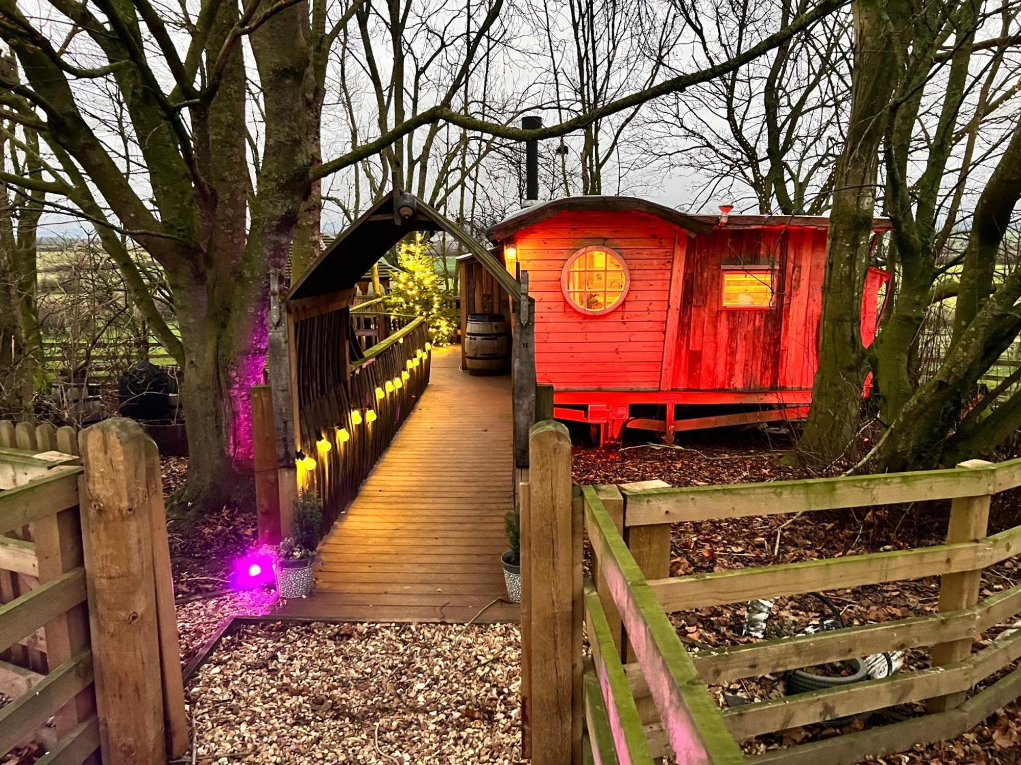 Burtree Country House, Tipi'S, Treehouse & Lodge & House Rooms With Hot Tubs In A Private Garden Thirsk Exterior photo